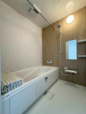 Adoble+アドブル＋小倉南区朽網東2丁目2期　【小倉南区　新築戸建て】の浴室|足も伸ばせてゆったりできるユニットバス♪　【小倉南区　新築戸建て】