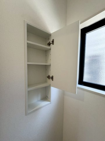 Adoble+アドブル＋小倉南区朽網東2丁目2期　【小倉南区　新築戸建て】のトイレ|トイレには備え付けの収納棚がありトイレットペーパーなど収納するのに便利♪【小倉南区　新築戸建て】