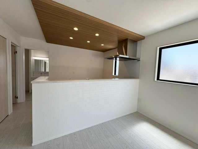 Adoble+アドブル＋小倉南区朽網東2丁目2期　【小倉南区　新築戸建て】のキッチン|対面式キッチンで、料理をしながら家族との会話を楽しめます。【小倉南区　新築戸建て】