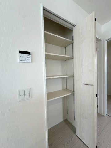 Adoble+アドブル＋小倉南区朽網東2丁目2期　【小倉南区　新築戸建て】の収納|キッチン横にはパントリー♪【小倉南区　新築戸建て】