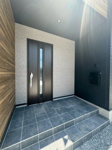 Adoble+アドブル＋小倉南区朽網東2丁目2期　【小倉南区　新築戸建て】の玄関|玄関は雨に濡れない仕様で安心♪【小倉南区　新築戸建て】