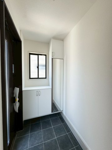 Adoble+アドブル＋小倉南区朽網東2丁目2期　【小倉南区　新築戸建て】の玄関|シューズボックス完備の白を基調とした明るい玄関【小倉南区　新築戸建て】