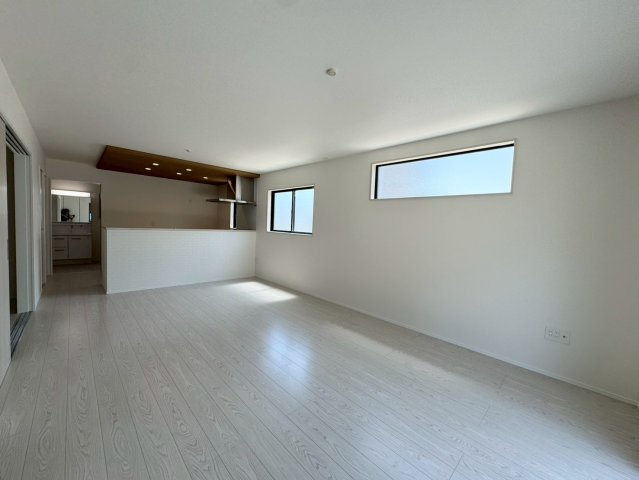 Adoble+アドブル＋小倉南区朽網東2丁目2期　【小倉南区　新築戸建て】の居間・リビング|LDK全体が明るく開放的な空間♪　【小倉南区　新築戸建て】