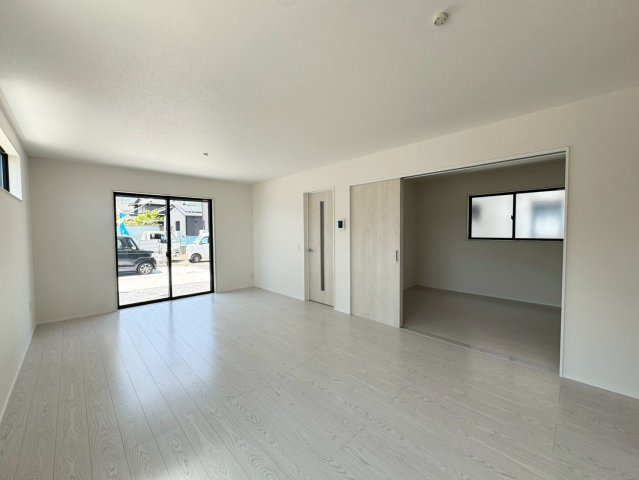 Adoble+アドブル＋小倉南区朽網東2丁目2期　【小倉南区　新築戸建て】の居間・リビング|明るく開放的なリビングダイニング【小倉南区　新築戸建て】