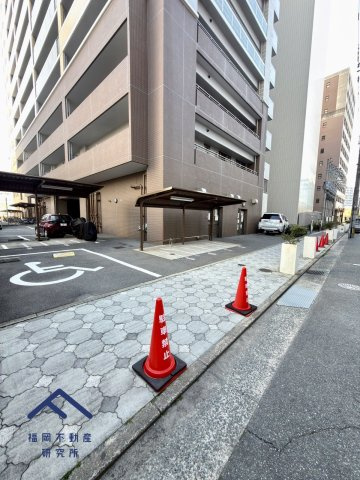 ウェルリバービュー天神の駐車場