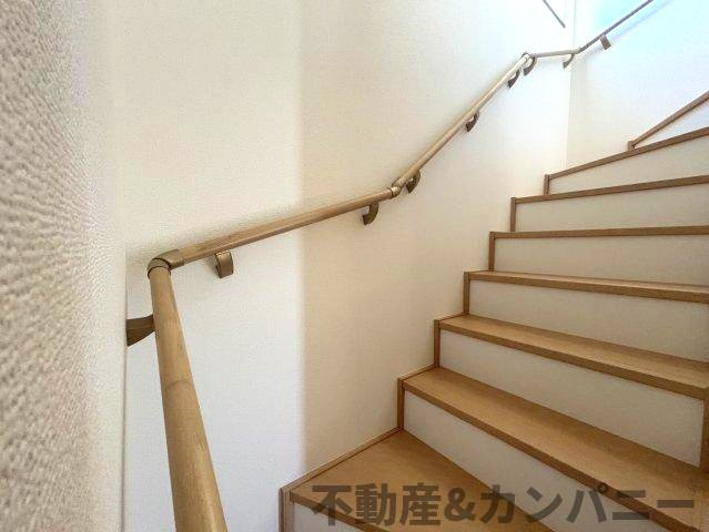 ハートフルタウン下吾川　伊予市下吾川の新築戸建のその他|手すり付き階段です
