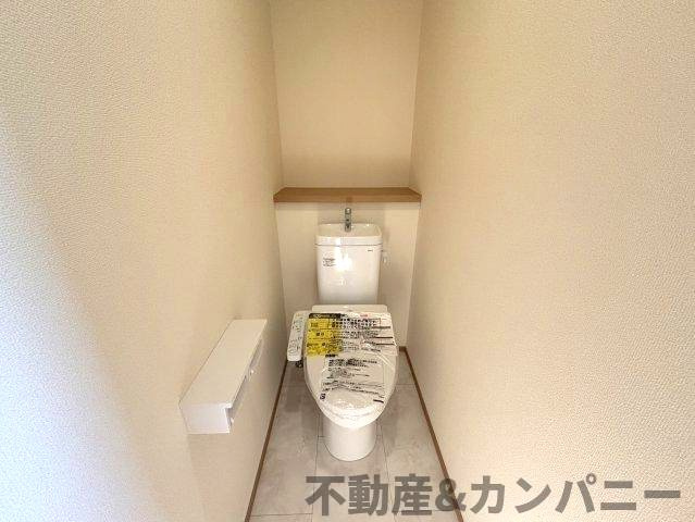 ハートフルタウン下吾川　伊予市下吾川の新築戸建のトイレ|背面収納付きトイレです