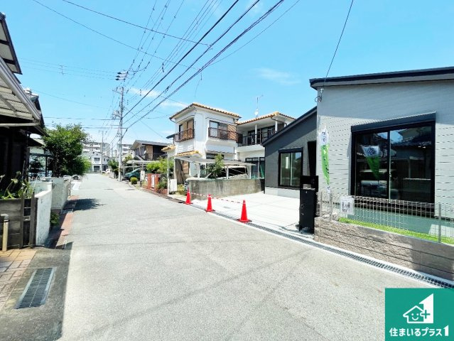 加古川市平岡町土山　第1期　新築一戸建ての前面道路含む現地写真|周辺は閑静な住宅街！前面道路広々で車の出し入れも便利です。駐車が苦手な方でも安心して車庫入れできます！