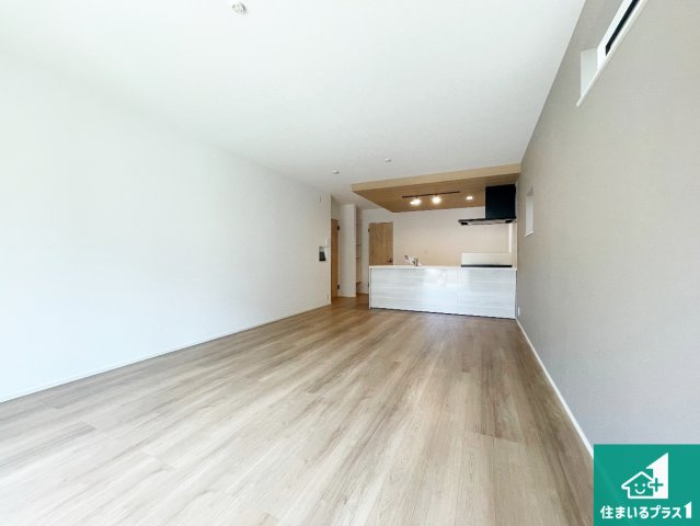 加古川市平岡町土山　第1期　新築一戸建ての居間・リビング|日当たり良好の明るいリビングで朝の目覚めもスッキリできそう！対面キッチンでご家族のコミュニケーションも自然と増える設計！小さなお子様が遊ぶスペースを作っても広々とくつろげるLDK！