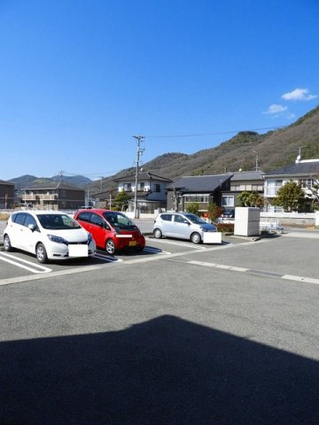 シャルムＢの駐車場