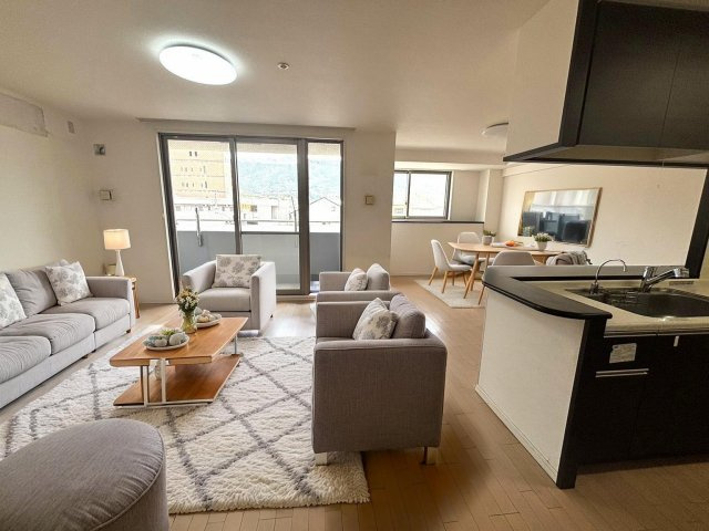 ディークラディア醍醐駅前の居間・リビング|リビングゆったり約21帖超！広いリビングは家族が自然と集まる居心地の良い空間に♪
※画像は実際の写真にCG加工を加えたもので実際とは異なる場合があります。