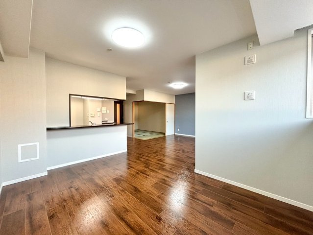 ディークラディア醍醐駅前の居間・リビング|ご家族みんながゆったりくつろげるリビング。家族と過ごす時間を大切にしたい方にぴったりの明るくゆとりのある空間です!