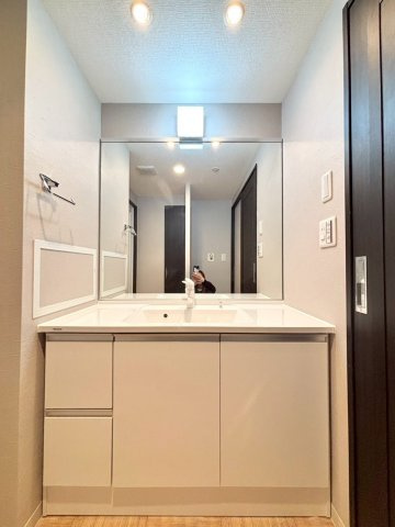 ディークラディア醍醐駅前の独立洗面台|洗面所広々！ゆとりの洗面スペースで朝の身支度も快適スムーズに。