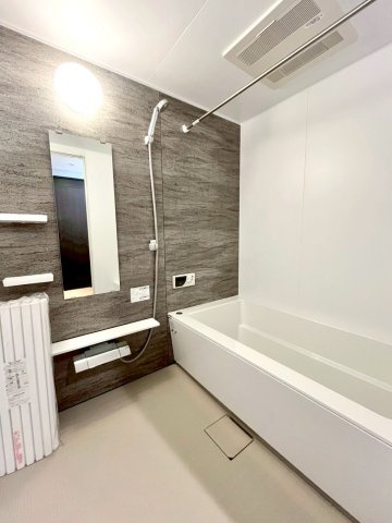 ディークラディア醍醐駅前の浴室|浴室暖房乾燥機付きで雨の日が多い梅雨の時期も安心です♪また、冬のヒートショック対策としても活躍します。