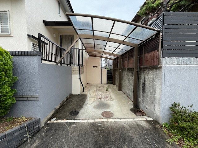 石原邸の駐車場
