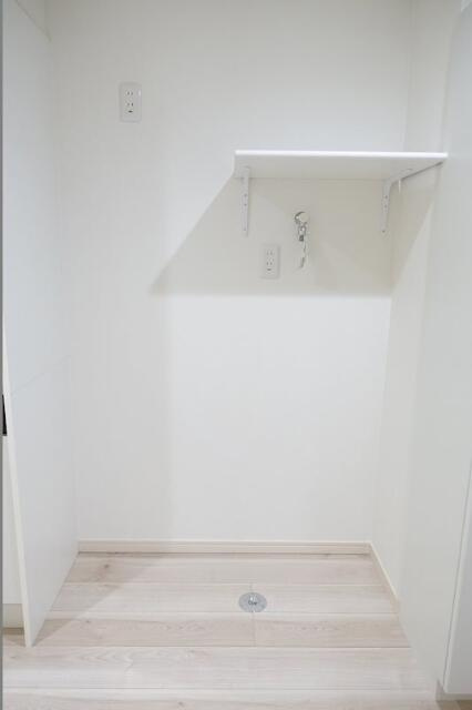洗濯機置き場は嬉しい棚つき！