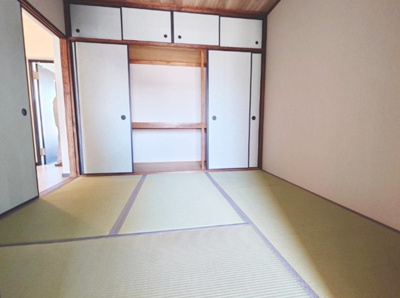 【寝室】 | ジークレフ大庄２号棟 | 奥行きがあり、たっぷり入る天袋付きの押入