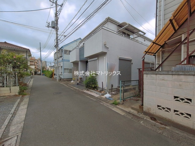 練馬区練馬3丁目　人気エリア　2012年築×リフォーム住宅の前面道路含む現地写真