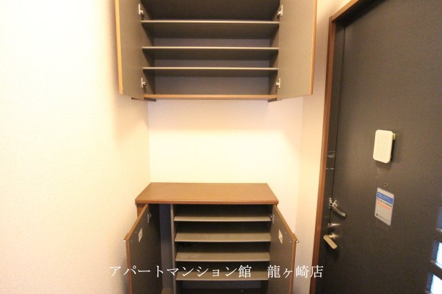 エクセルパレス佐貫B棟の玄関