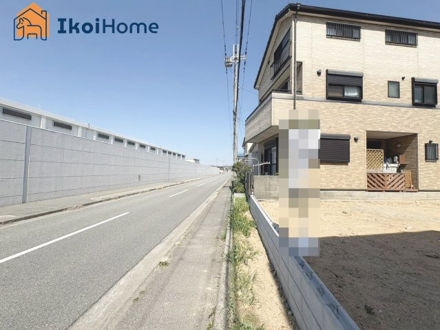 明石市二見町西二見　全3棟　2号棟　新築戸建の前面道路含む現地写真|前面道路は広々しています。駐車がし易く、車の対面のすれ違いも楽にできます。
