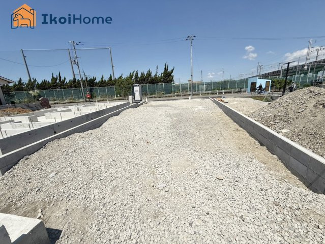 明石市二見町西二見　全3棟　2号棟　新築戸建の前面道路含む現地写真|前面道路は広々しています。駐車がし易く、車の対面のすれ違いも楽にできます。
