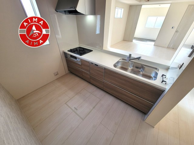 糟屋郡宇美町明神坂1丁目第1-1棟（１号棟）のキッチン|ダイニングテーブルへの配膳がラクラク、お料理はかどるカウンター付きシステムキッチン！