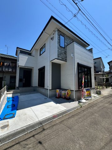 入間市東藤沢８丁目新築戸建の前面道路含む現地写真|前面道路は幅員約4mの落ち着いた道路環境！交通量が少なく静かな住環境のため、小さなお子様がいるご家庭やペットのいるご生活でも安心です。落ち着いた住宅街で安心・快適な新生活をスタートできます。