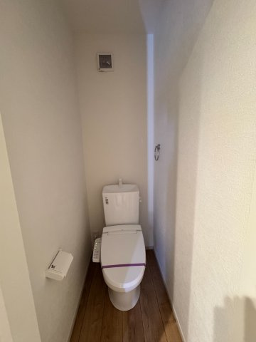 入間市東藤沢８丁目新築戸建のトイレ|清潔感のある快適なトイレ空間。温水洗浄便座完備で季節を問わず快適に使用できます。お手入れしやすい形状や節水機能を備えており、日々の清掃もラクラク！毎日の暮らしに衛生と心地よさをもたらします。