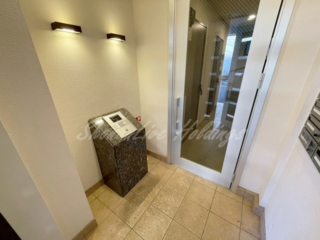 横浜市南区永楽町２丁目の賃貸マンションのエントランス