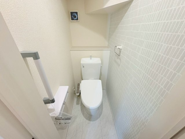 リーブルガーデン　岐阜市東鶉　全6区画分譲の独立洗面台|洗面化粧台 幅 750mm、軽く割れにくい洗面ボールと場所をとらないコンパクト設計の本体キャビネットです。
ミラー扉の内側は全て収納スペースです。リフトアップシャワーを採用し両手が自由に使えます