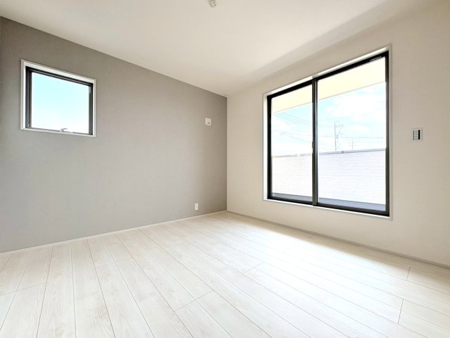 リーブルガーデン　岐阜市東鶉　全6区画分譲の寝室|すべての居室にはたっぷり収納できる大型のクローゼット、各室に２４時間換気システムを設置しています。
排気ファンから低風量で24時間強制排気し、家の中の空気をいつも新鮮に保ちます。
