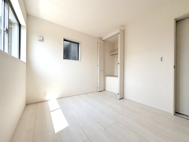 リーブルガーデン　岐阜市東鶉　全6区画分譲の洋室|全居室にたっぷり収納できる大型クローゼット、居室部分の窓ガラスには間に空気層を設けたペアガラスを採用。
高い断熱性と共にガラス面の結露対策にも効果を発揮します。
