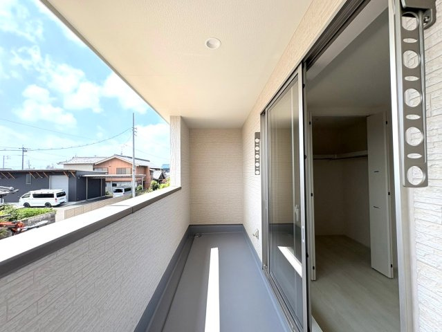 リーブルガーデン　岐阜市東鶉　全6区画分譲の玄関|大容量のシューズ収納付きで玄関周りもすっきり！玄関ドアからの光が玄関ホールを明るくしてくれます。