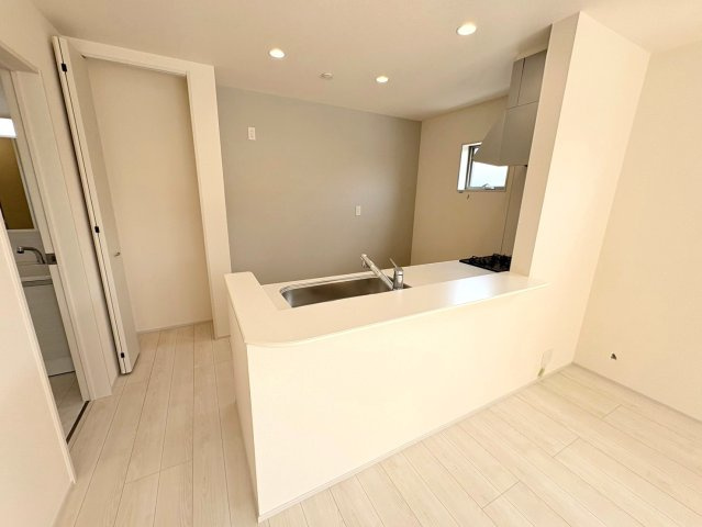 リーブルガーデン　岐阜市東鶉　全6区画分譲のバルコニー|バルコニーは南向きで洗濯物もよく乾きます！強度と表面積硬度を持つFPRで防水しています。