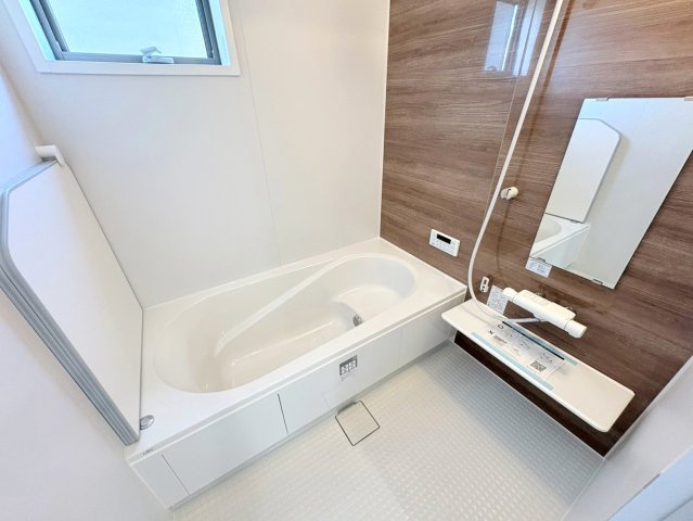リーブルガーデン　岐阜市東鶉　全6区画分譲のキッチン|機能的で手入れがしやすいシステムキッチンでお掃除も楽々。蛇口は浄水器内蔵型で節湯CI対応水栓です。　
人造大理石カウンターやキッチンパネルなど明るくきれいにお使いいただけます。