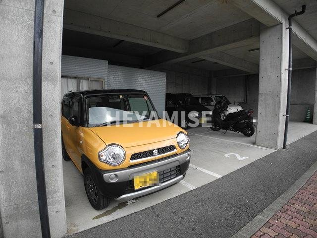 ハイツプリメーラの駐車場