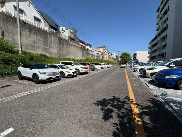 西舞子パーク・ホームズ四号棟の駐車場|駐車場です