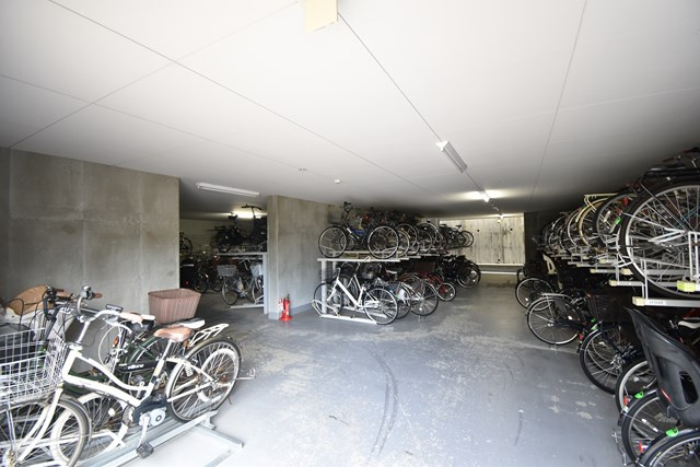 【駐輪場】 | イトーピア豊中緑丘ロジュマン | 物件を比較検討したいお客様には、「物件比較見学プラン」をご用意しております。こちらの物件だけでなく、お客様の希望に沿った物件を、いくつかまとめてご案内させて頂きます。