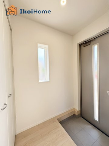 明石市二見町西二見　全3棟　4号棟　新築戸建の玄関|【ホームページに現地動画掲載中】●年中無休：当日予約可●採光の取れる玄関ドアです