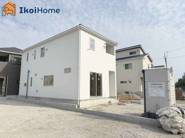 明石市二見町西二見　全3棟　4号棟　新築戸建の前面道路含む現地写真|前面道路は広々しています。駐車がし易く、車の対面のすれ違いも楽にできます。