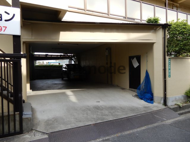 斉田マンションの駐車場