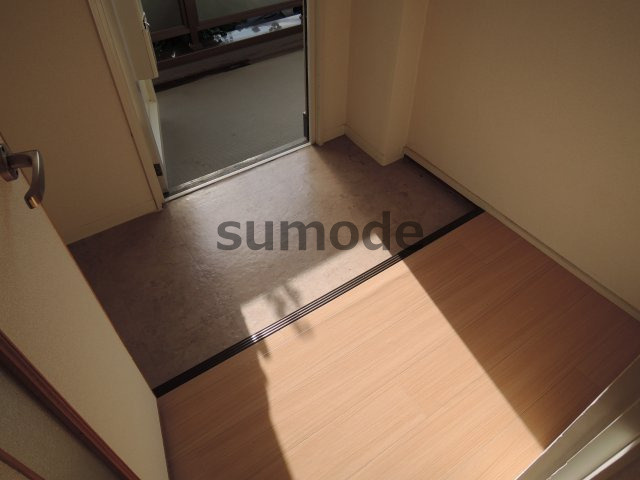 斉田マンションの玄関