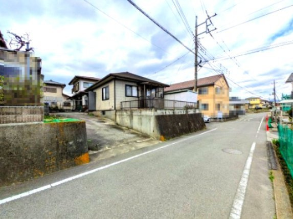 中古戸建　安中市原市の前面道路含む現地写真|前面道路と高低差があるので、窓越しの視線も気になりにくいです。