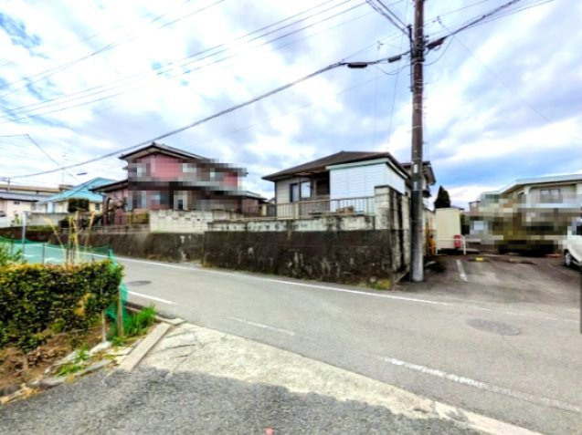 中古戸建　安中市原市の前面道路含む現地写真|高低差により、角地のような陽当り・風通り良好な立地です。