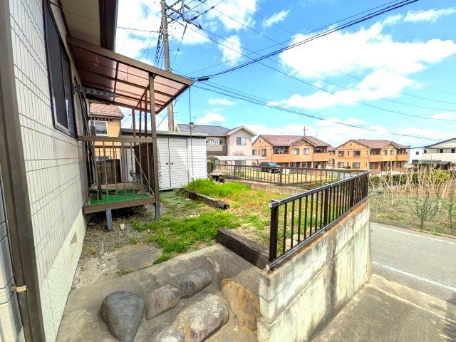 中古戸建　安中市原市のバルコニー|小さいながらもお庭があります。バルコニーは屋根付で雨の日のお洗濯も安心です。