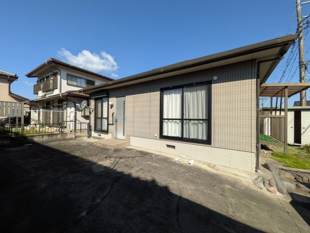 中古戸建　安中市原市の外観|駐車スペースも舗装済で、雨の日も足元安心。
