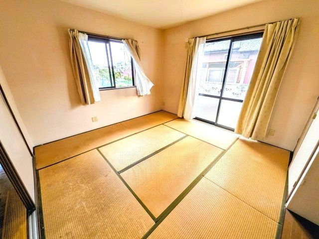 中古戸建　安中市原市の和室|滞在時間の長くなりそうな和室も二面採光。明るい居間です。