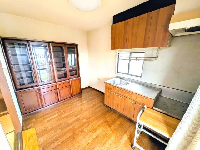 中古戸建　安中市原市のキッチン|調理器具や食器類、ストック品の収納スペースもあるキッチンです。