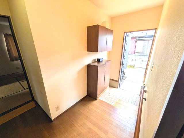 中古戸建　安中市原市の玄関|毎日使う玄関は、収納を備えて使いやすく。手すり付きで、安全対策もされています。