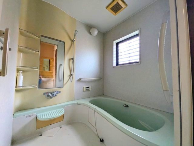 中古戸建　安中市原市の浴室|柔らかな色合いの空間で、お風呂時間をリラックスタイムに。